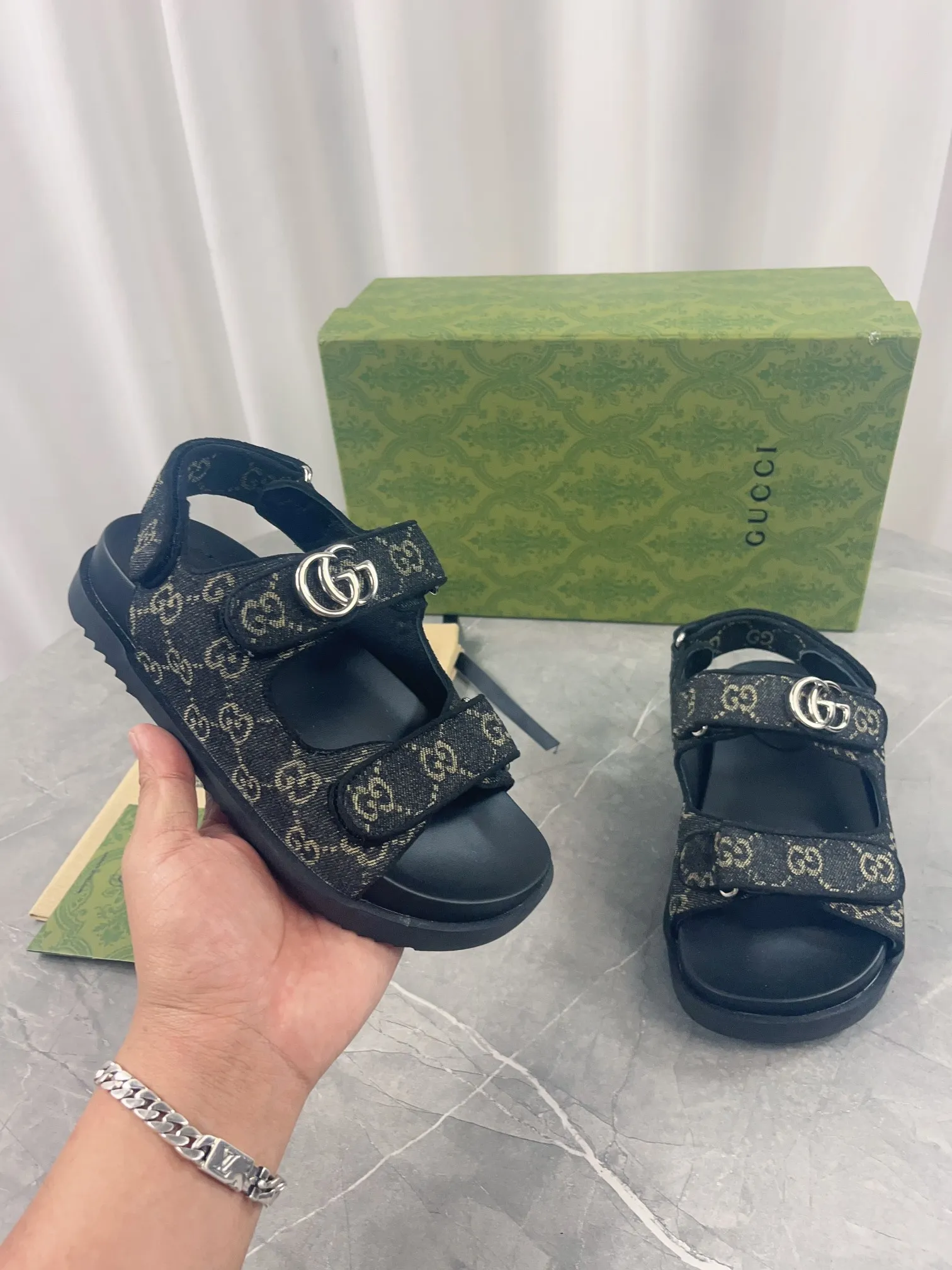 👟👟Ex-factory price 520👟👟 2024 Gucci presbyopic fabric sandals, Gucci special presbyopic canvas fabric with double G metal buckle, fabric: double G presbyopic/imported cowhide, lining: cow lining, outsole: rubber outsole, size: 35-42
